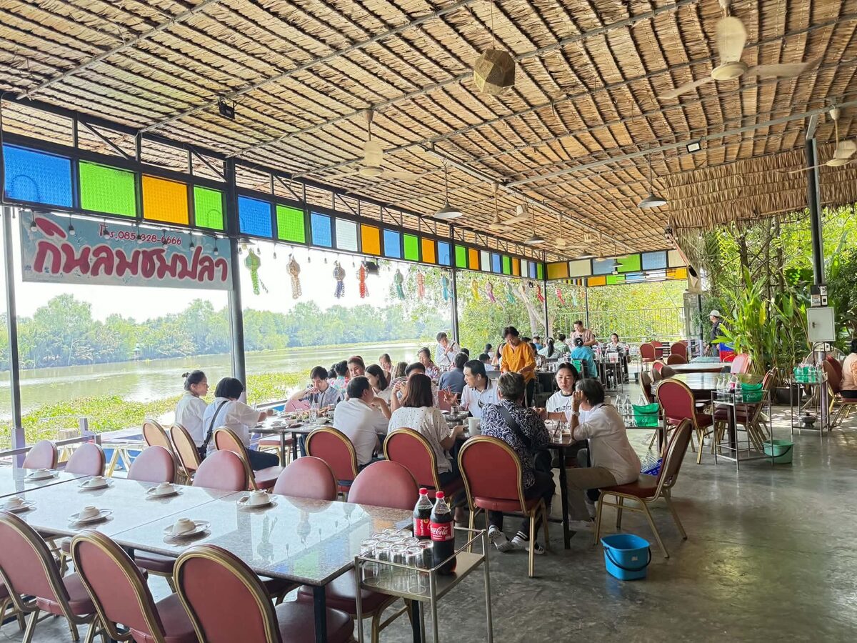 โซนรับประทานอาหารริมน้ำของร้าน