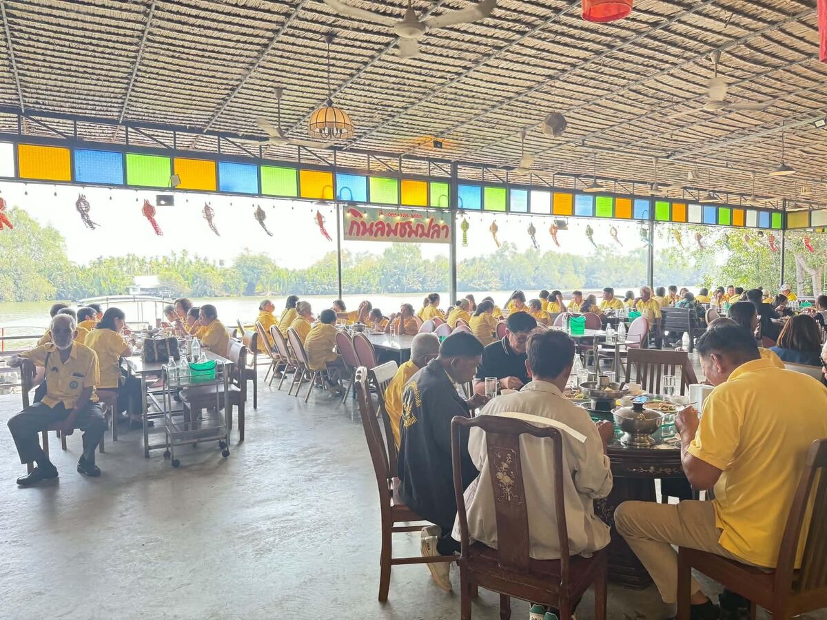 บรรยากาศลูกค้านั่งรับประทานอาหารในร้าน