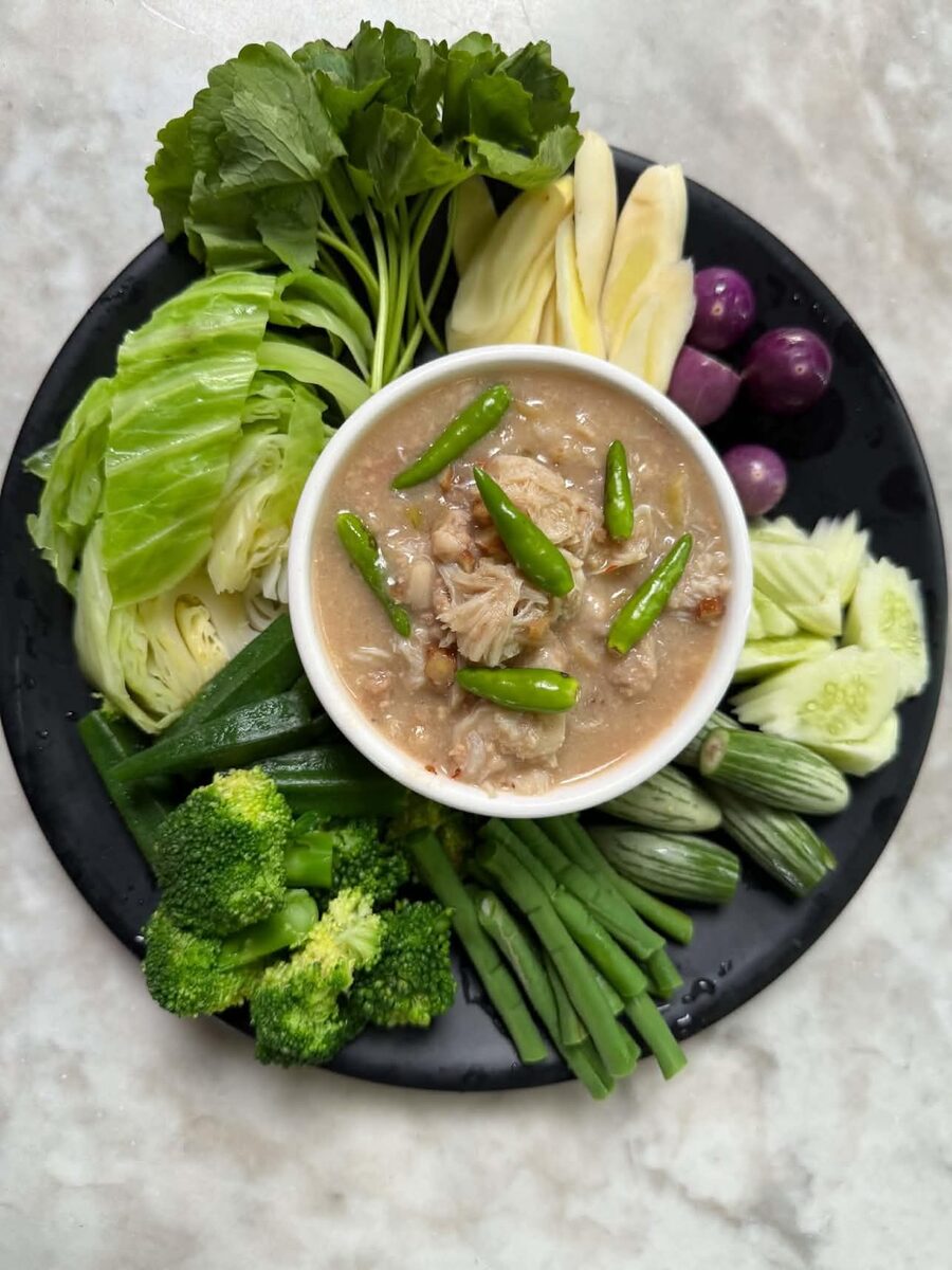 น้ำพริกและผักเคียงของร้าน