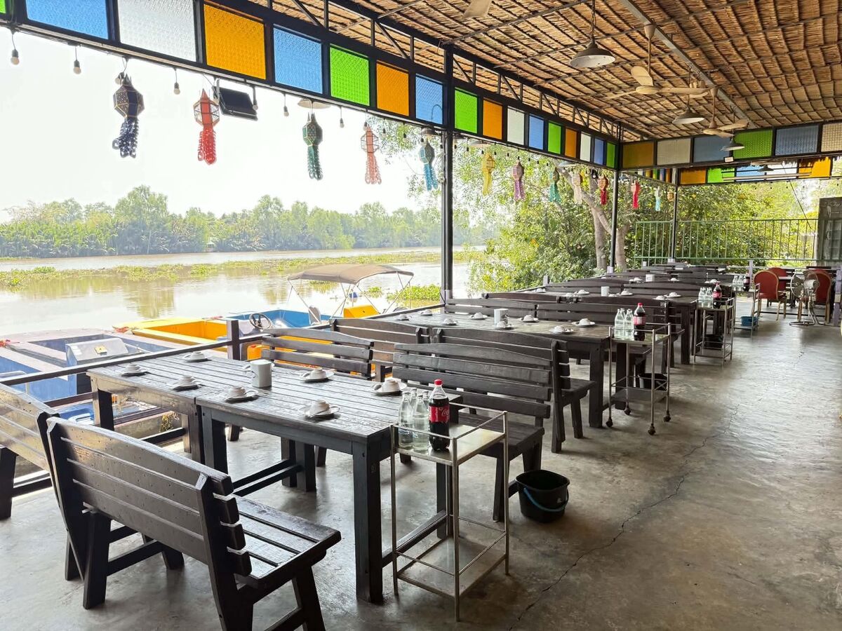 ที่นั่งริมแม่น้ำบางปะกงของร้าน