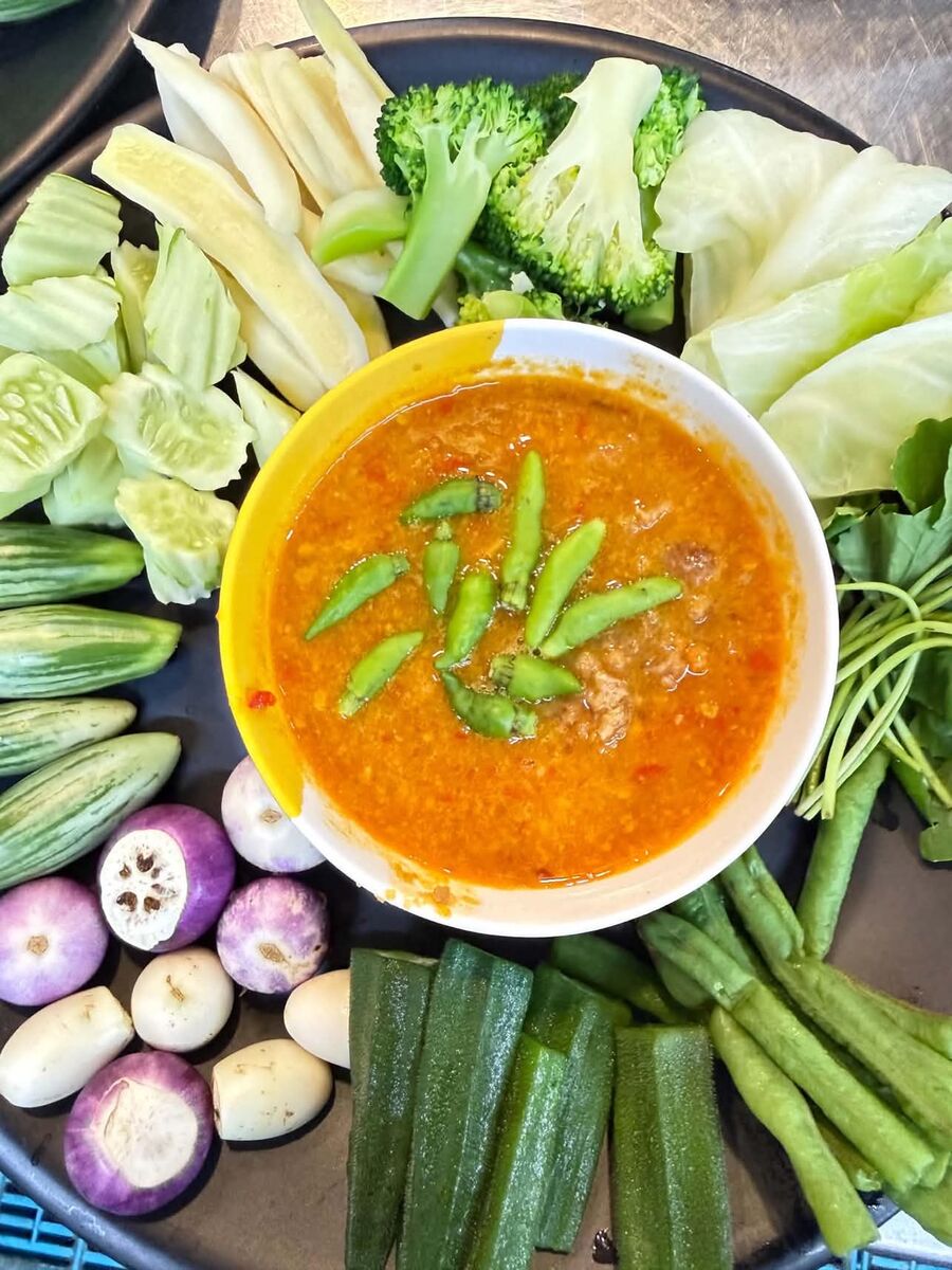 น้ำพริกและผักสดของร้าน